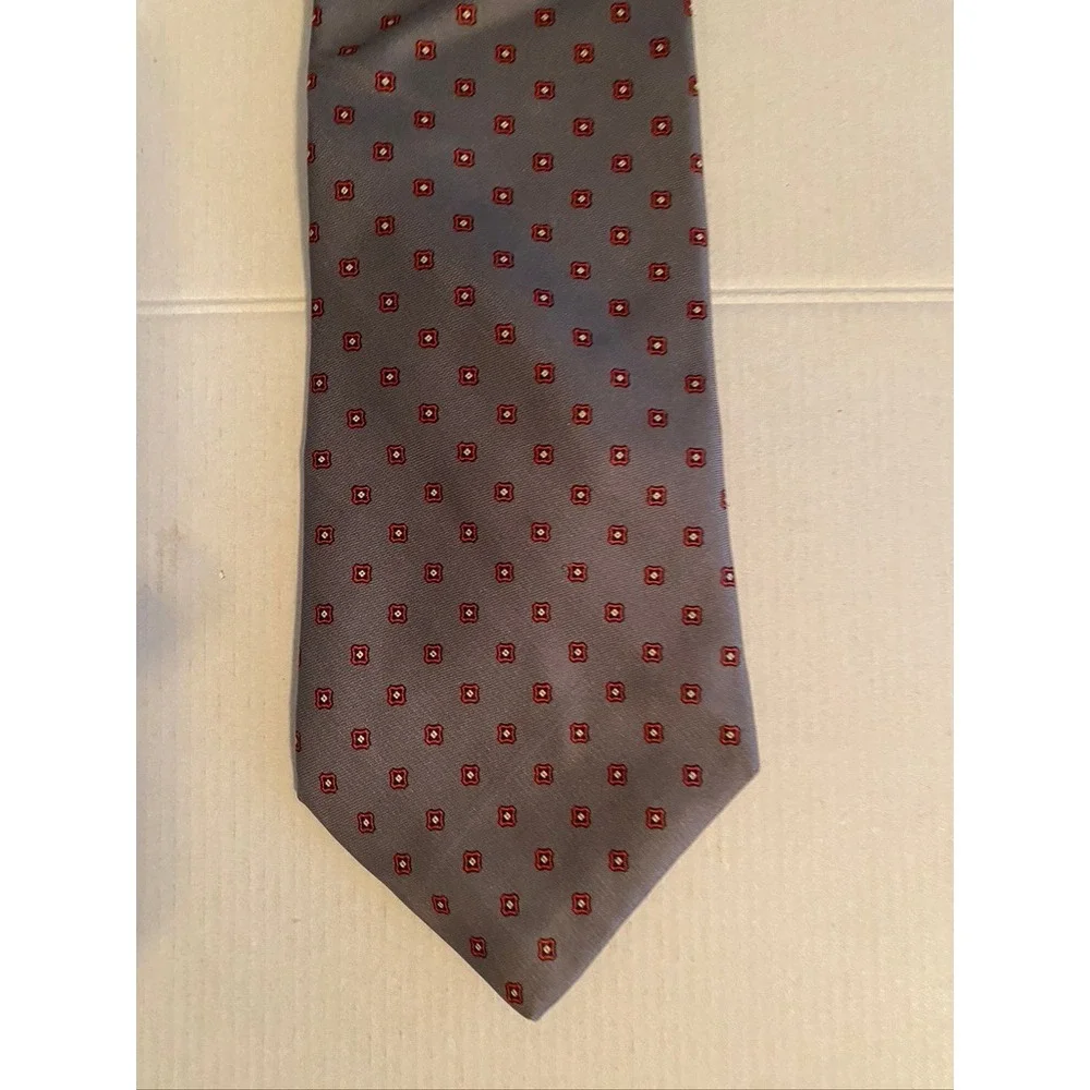 Guy Laroche Paris Mens Silk Necktie Grey Red Geometric Medallion Pattern Tie